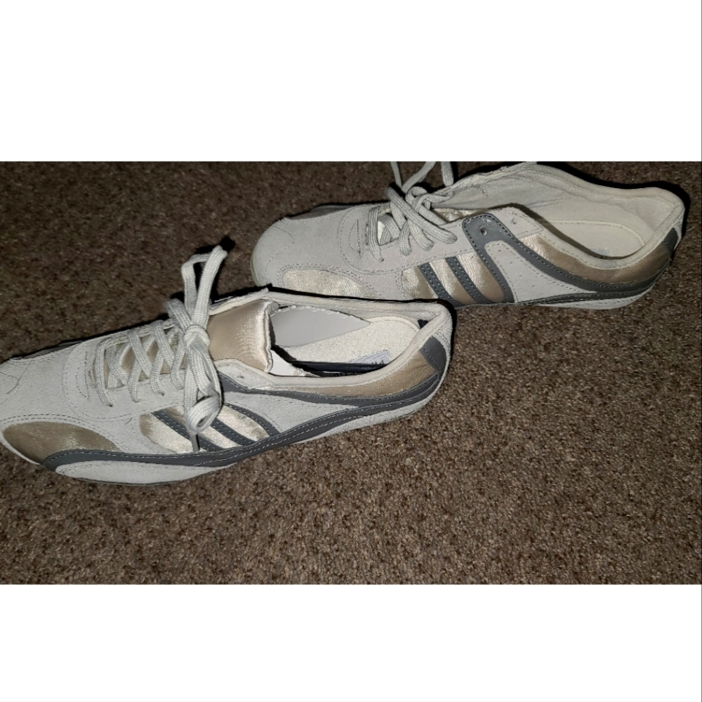 Woman's shoes